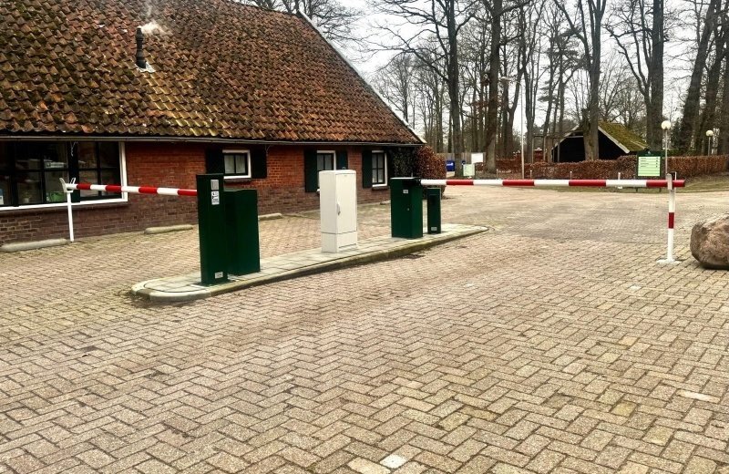 Vernieuwde entree en slagbomen